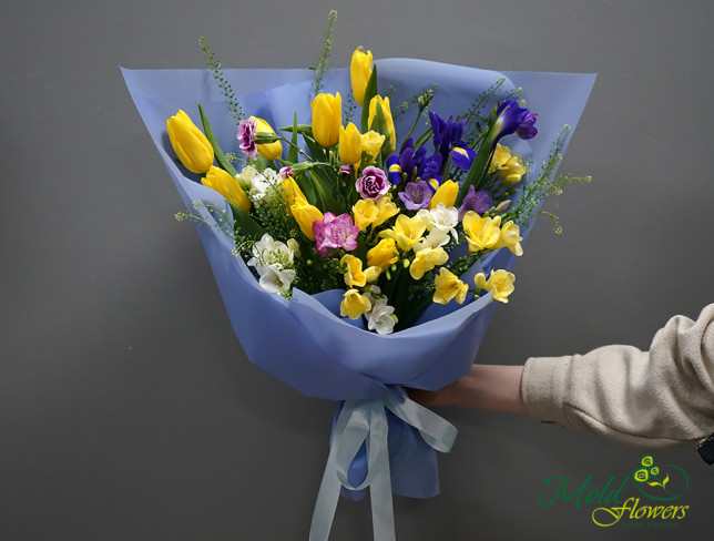 Весенний букет с тюльпанами, фрезией и ирисами Фото